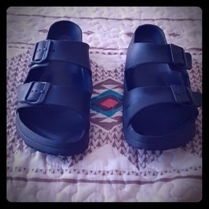 xhilaration blk footbed sandels.